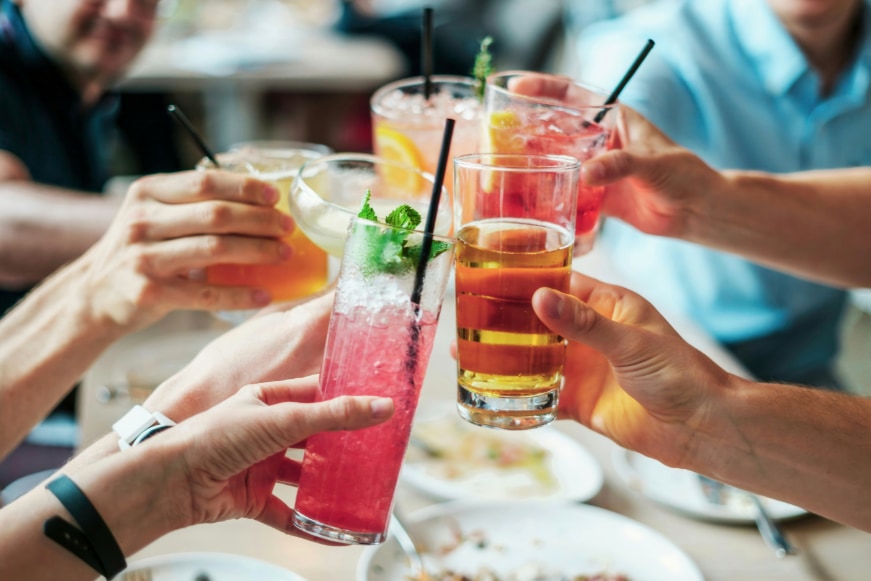 「酒と水（ノンアル）を交互に飲むと二日酔いになりにくい」は本当か？