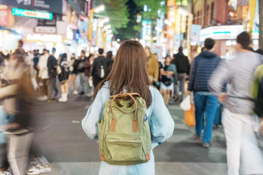 社交不安が強い人ほど「群衆が自分に迫ってくる」と感じやすい【接近の過大評価】