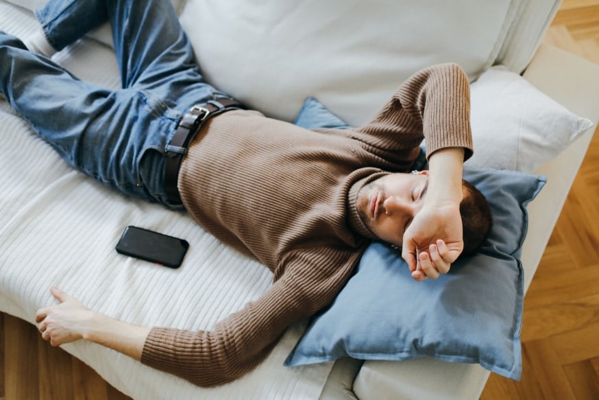 勤務外の「呼び出し対応」は、実際に連絡が無くても睡眠を妨げる