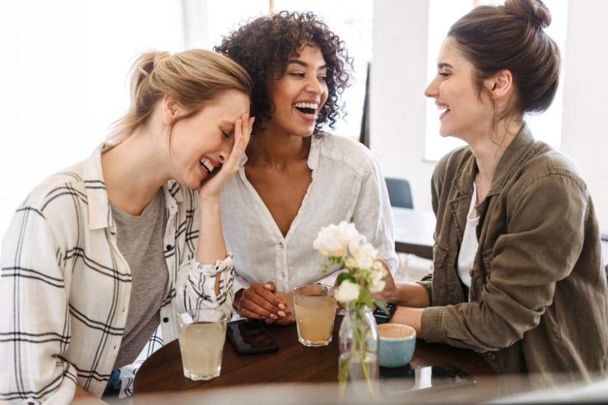 楽しい気分になると他人の「かすかな笑顔」を見つけやすい