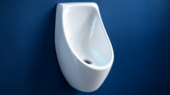 物理学賞 ―― 小便器の跳ね返りを抑える鍵は「30度」