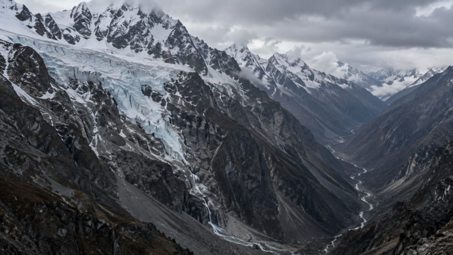 ネパールの大洪水、発端は高山の「氷と岩の崩落」だったとみられる、災害が連鎖する怖さ