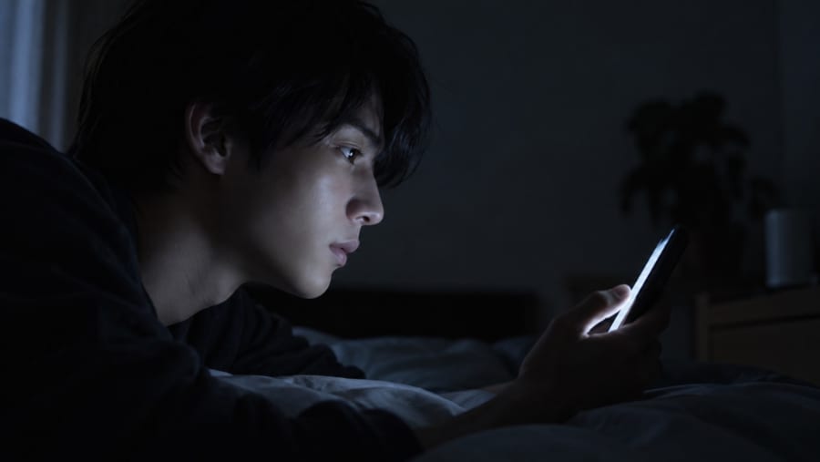 差の4割は「SNSを始めた年齢」で説明できた