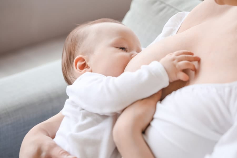 女性の胸のふくらみは、赤ちゃんを温めるために進化したのかもしれない
