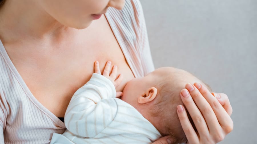 授乳中の女性の胸は気温が下がっても温かい