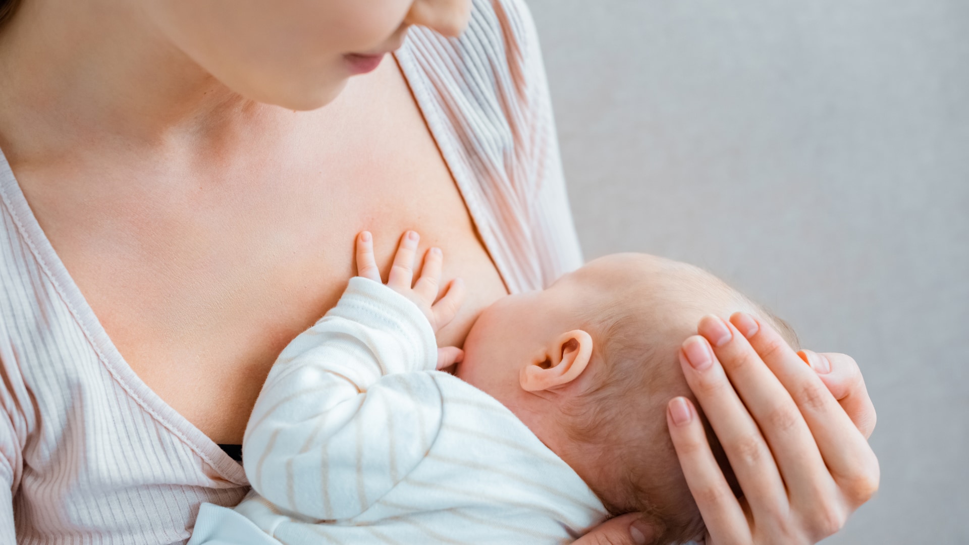 授乳中の女性の胸は気温が下がっても温かい