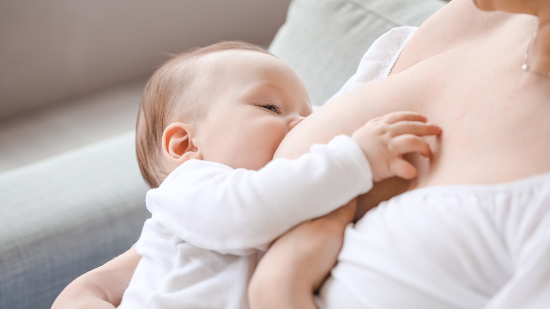 女性の胸のふくらみは、赤ちゃんを温めるために進化したのかもしれない