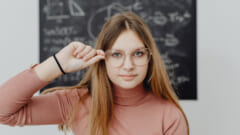 知能テストの成績がよい人ほど自分の容姿を低めに評価する傾向――ところが大卒の人は高めだった