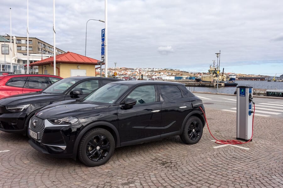 充電スタンドにとめられた車です(スウェーデン・リーセシールの南港)。研究では、電気などで走るエコカーを家で持っているかを、社会のための行動のひとつとして数えました。