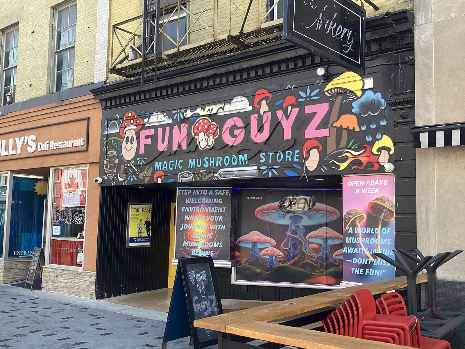 オンタリオ州ロンドンのダンダス通り111番地にある、マジックマッシュルームの店「FunGuyz」です。