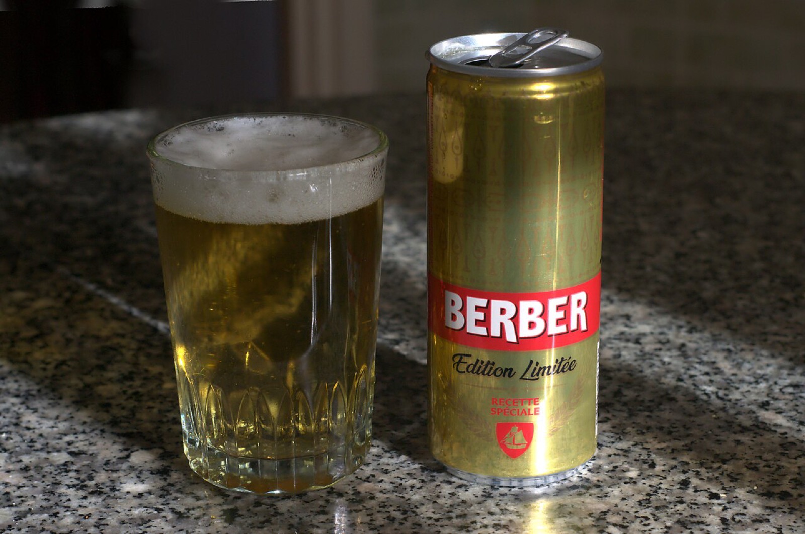 「ベルベル」という銘柄のビールの2019年の限定版の缶と、ビールを注いだカップです。