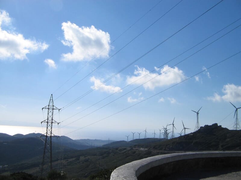 送電線と風力発電所が見える、スペイン・アンダルシア地方の景色です。