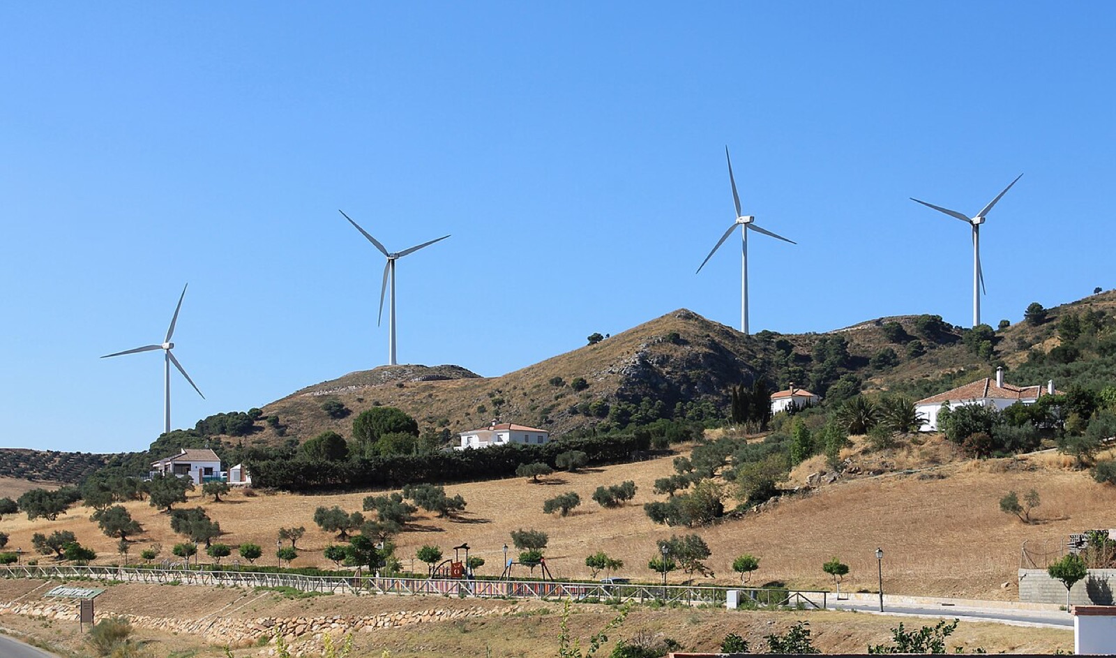 スペイン・マラガ県のバーニョス山地に建つ風力発電所です(アンダルシア地方)。並んでいるのは、ガメサ社のG87という型の風車です。
