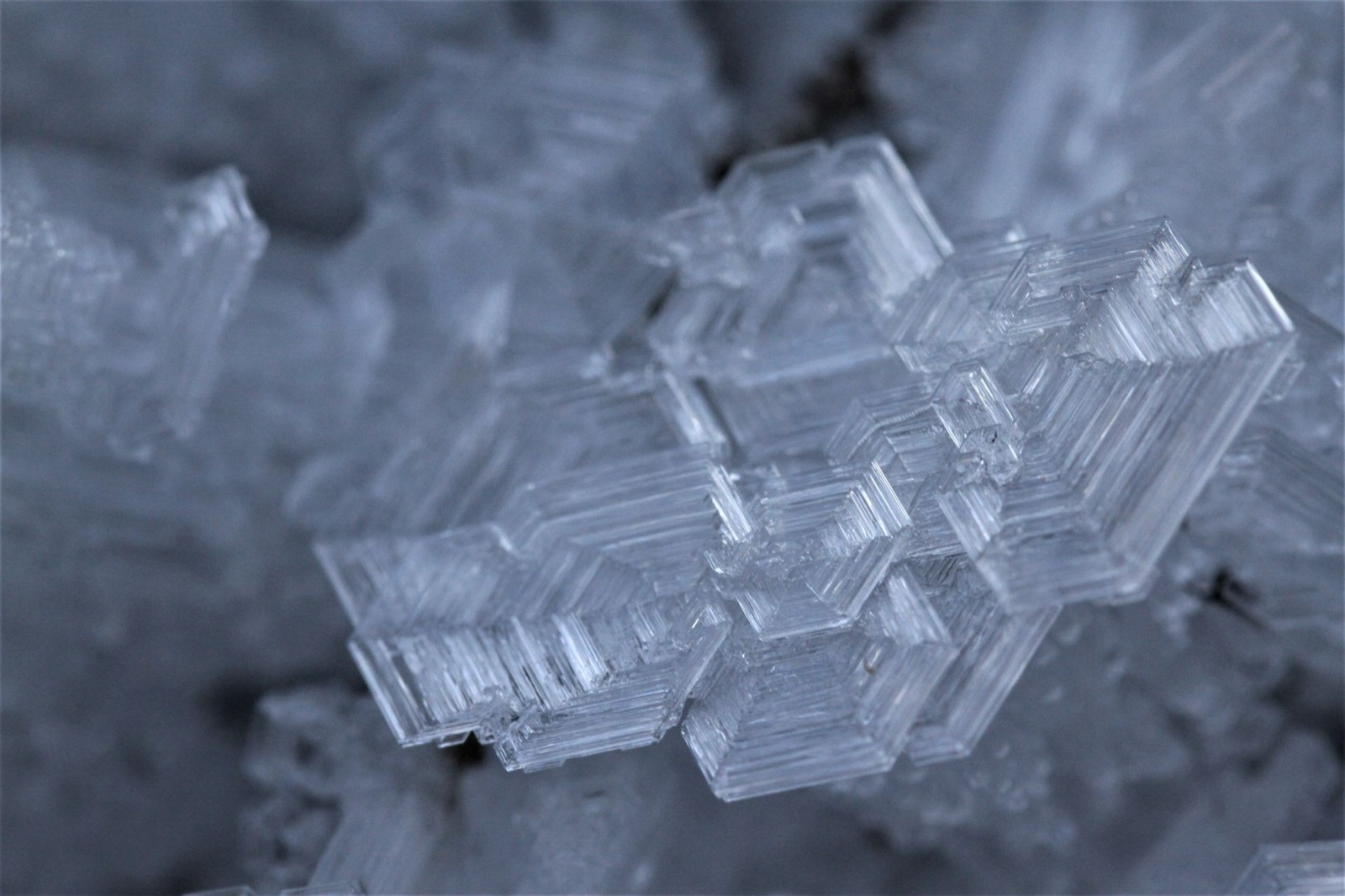 1500℃でも溶けない「第3の熱い氷」を発見