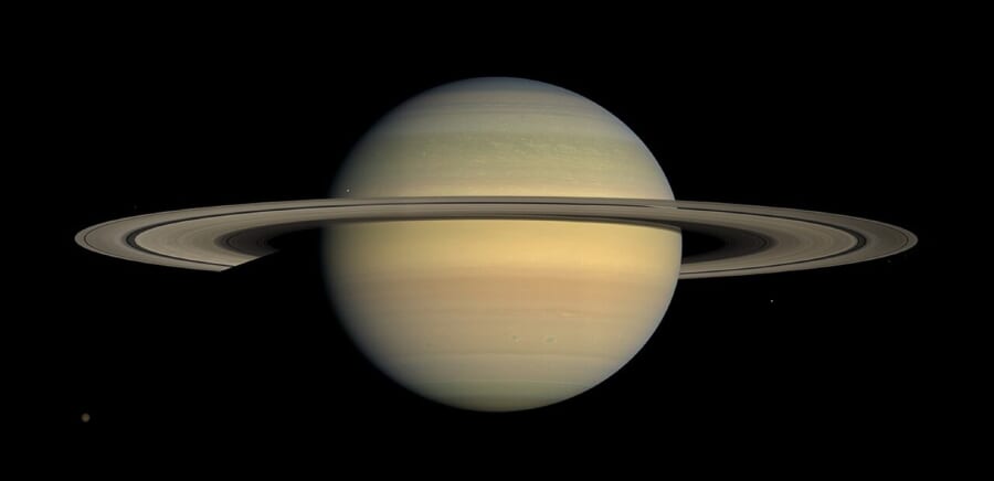 土星です。探査機カッシーニが2008年7月に延長ミッションを始めた直後に集めた画像から作られた、自然な色の姿です。