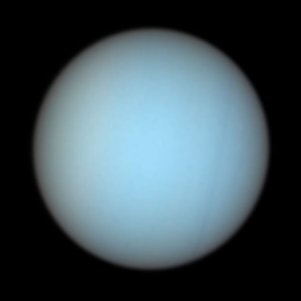 天王星です。ハッブル宇宙望遠鏡が自然な色で写した画像で、かすかな環も見えています。