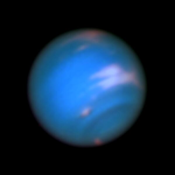海王星です。2016年5月16日にハッブル宇宙望遠鏡が撮影した画像で、大気の中に暗い渦があることが確かめられました。