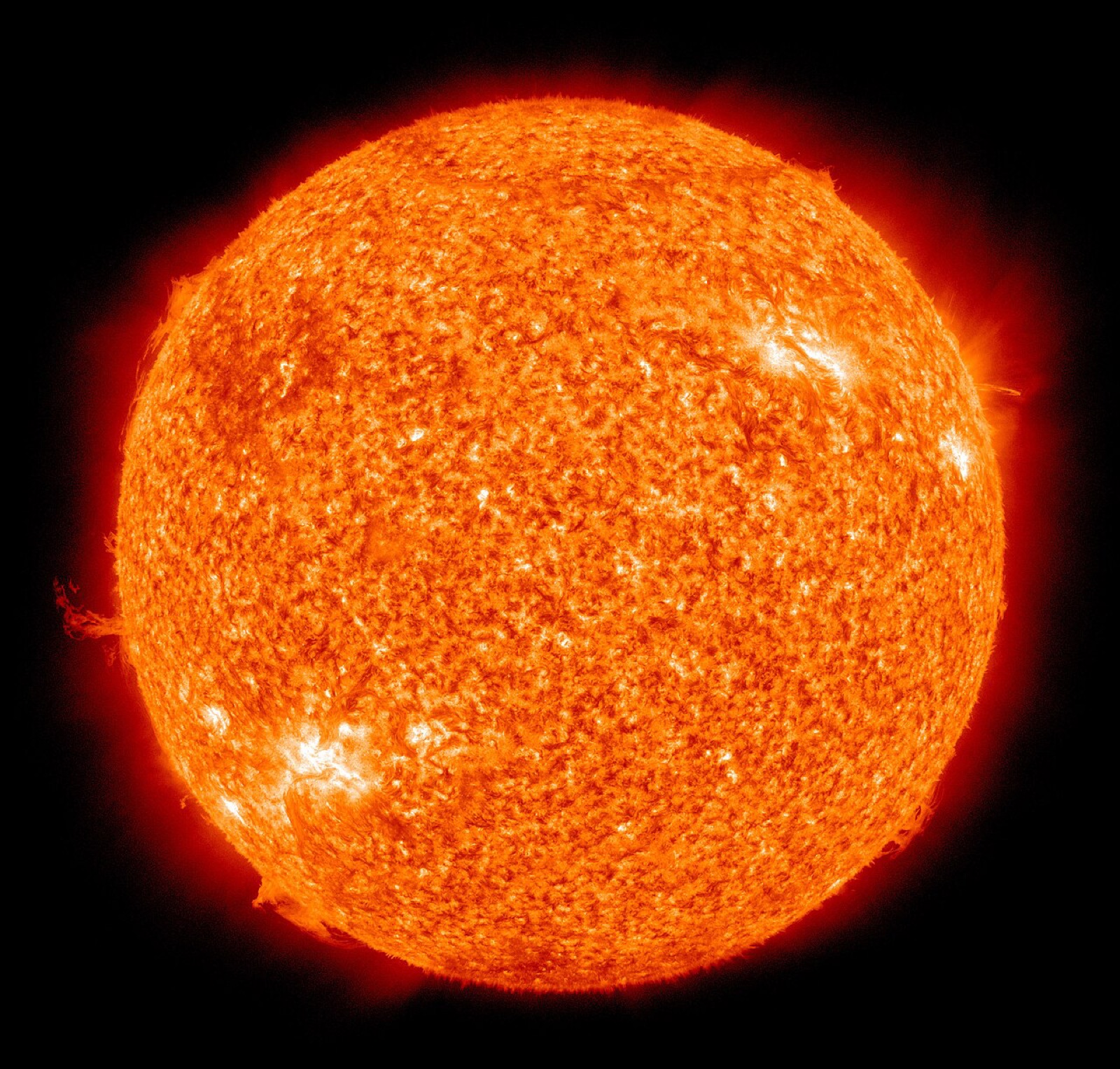 NASAの太陽観測衛星SDOが、波長304オングストロームの光で写した太陽です。太陽は高温のガスでできていて、そのほとんどは水素です。