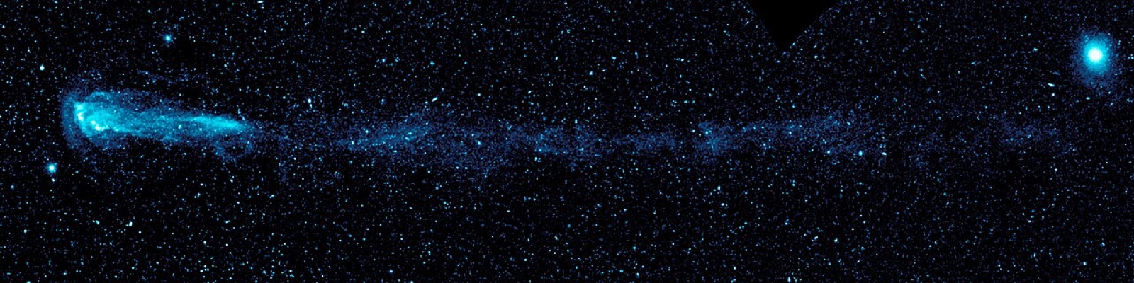 紫外線で写した星ミラで、彗星のような長さ13光年を超えるガスの尾を引いています。ミラは数十億年前には太陽に似た星でしたが、今は表面の物質を大量に放出している赤色巨星です。やがてガスを出しつくし、あとには白色矮星が残るとされています。