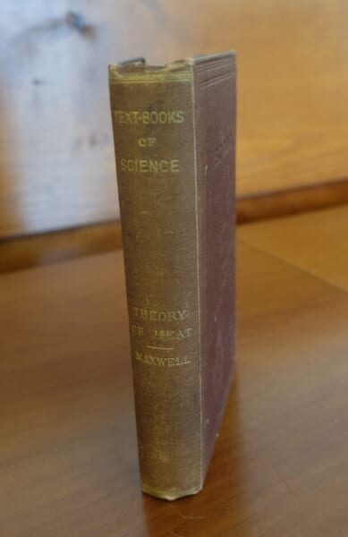 背に英語の題「Theory of Heat」が入った、マクスウェルの本『熱の理論』の1872年の版です。この本の中で悪魔は、熱の基本法則が、たくさんの分子が関わる統計の決まりであることを示すために使われました。