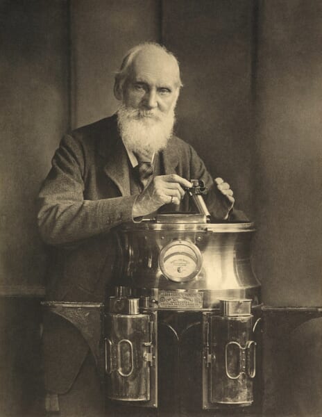 ケルヴィン卿ことウィリアム・トムソン(1824〜1907年)の写真です。船の羅針盤を収める台にもたれ、船の上で方位を測るための鏡を手にしています。マクスウェルの空想の門番を「悪魔」と呼んだのが、この人です。