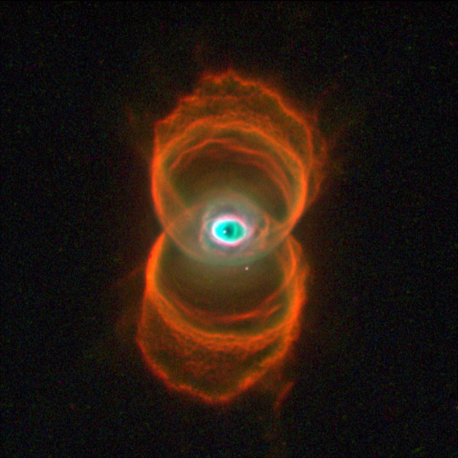 ハッブル宇宙望遠鏡が撮った、砂時計の形をした若い惑星状星雲で、壁には入り組んだ模様が刻まれています。惑星状星雲は、太陽のような星が死にゆくときに残す、光る名残です。