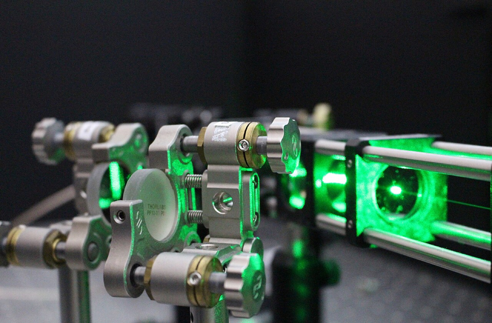 ダイヤモンドの中のNV中心を1つずつ、量子技術に使うために波長532nmのレーザーで操る装置です(ギャビン・モーリーさんの研究室)。別の研究室の装置で、今回の実験のものではありません。