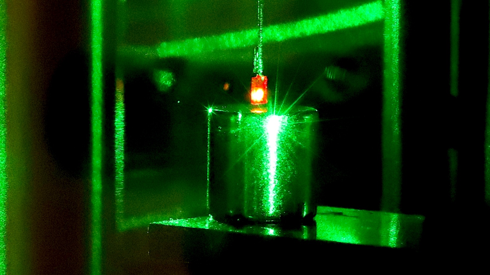 「世界初」宙に浮くダイヤを「量子の力」で揺らすことに成功