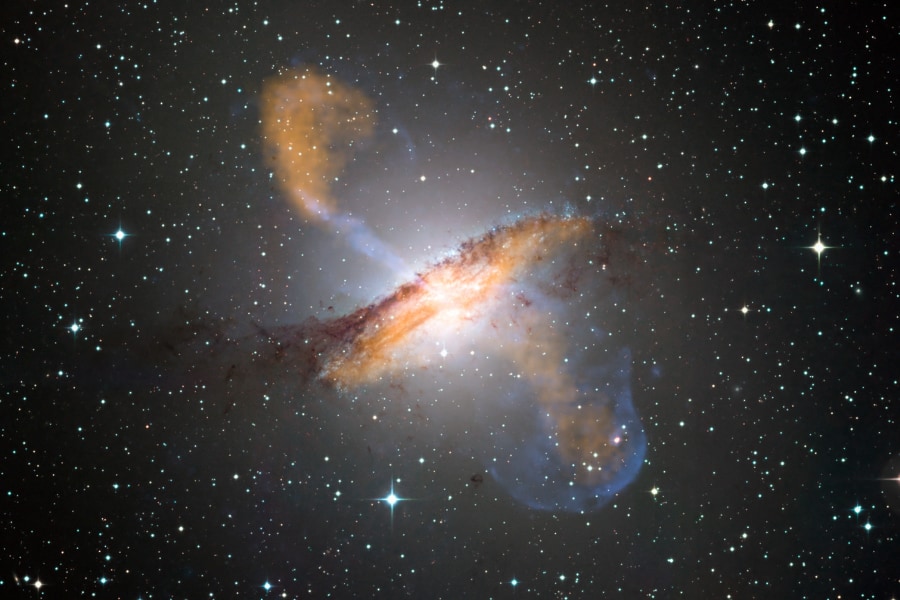 ブラックホールが星の誕生を止める容疑者か――実はジェットの通り道のガスが100倍明るかった