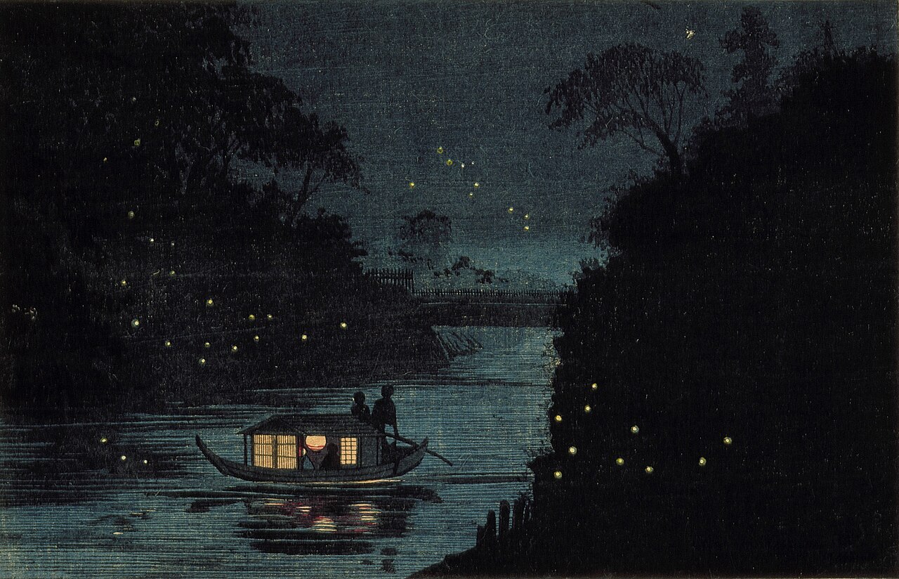 夜の川と木々をえがいた浮世絵。明かりのともる小舟のまわりに、小さな黄色い光の点が散らばっている