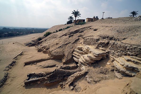 発掘史上初、エジプトとローマ文化の混交した「地下墓地」が発見される