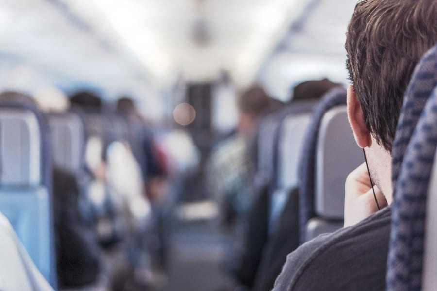 飛行機に乗ると体調を崩しやすい原因は、機内ではなく「トレー」にあった