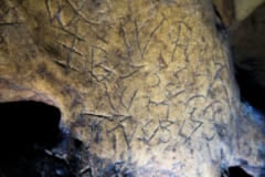 悪魔に対抗する「保護呪文」の痕跡を洞窟内から大量に発見（イギリス）の画像 3/5