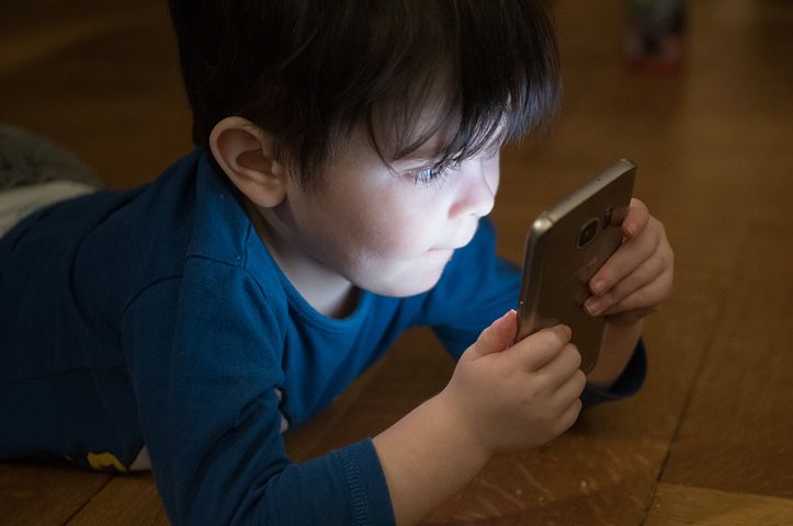 スマホの長時間利用は子どもの睡眠時間に「ほとんど影響がない」という研究結果