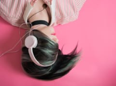 音楽は世相を映す鏡。過去70年でヒット曲から楽しい歌詞が減少していることが判明の画像 1/3