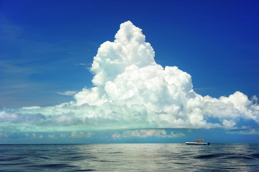 なぜ雲は空に浮くことができるの？