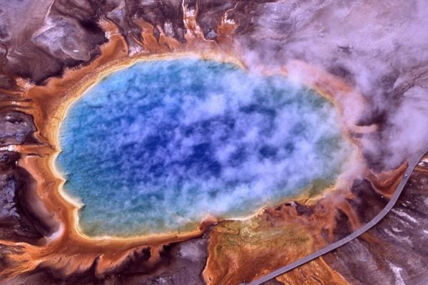 落ちたら溶ける！危険たっぷりなイエローストーン公園の熱水泉