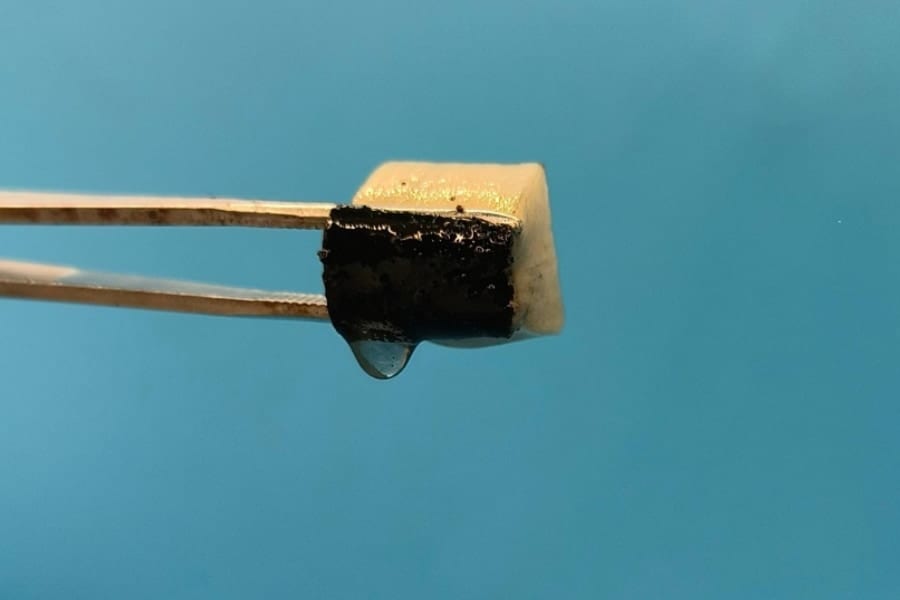 【電気不要】空気から飲料水を生成するスポンジ素材を開発【太陽光をあてるだけ】