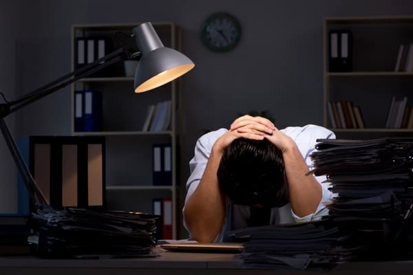 【長時間労働が脳構造を変える!?】週52時間以上で感情制御の領域に顕著な変化が