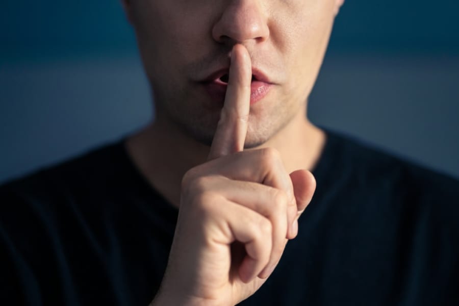 陰謀論を信じる人々によって家庭崩壊が起きている