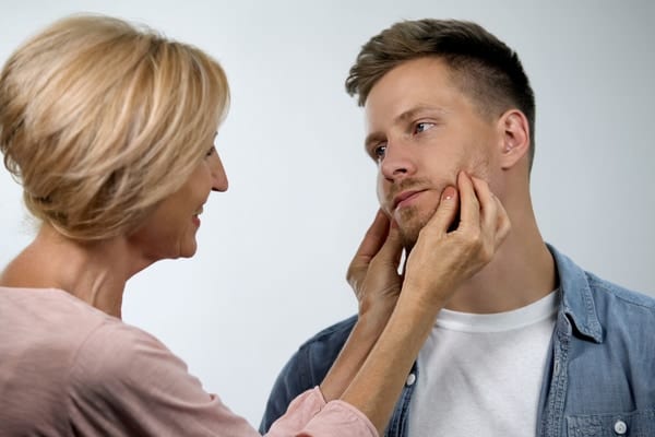 「過保護」は不安を増大させ人生満足度を低下させる！「愛情」と「過保護」の違い