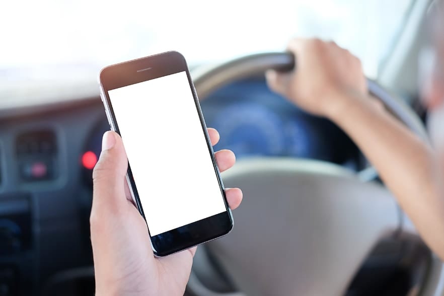 10代若者は運転中の21％を「スマホを見ること」に費やしている