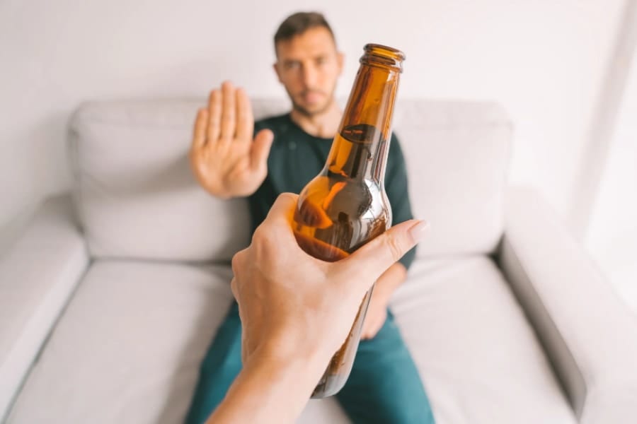 アルコールをやめると体に何が起こる？「1日目から1年後」まで解説