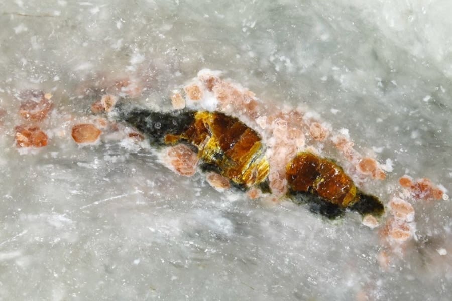 新種の鉱物「アマテラス」を発見！ 日本の国石「ヒスイ」から見つかる