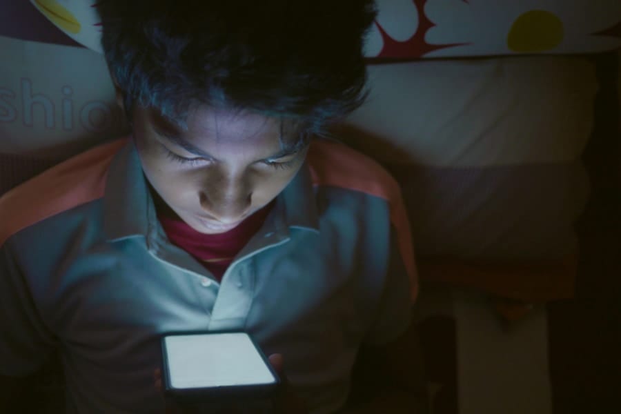 12歳までにスマホを持つと「3つの健康リスク」が高まる