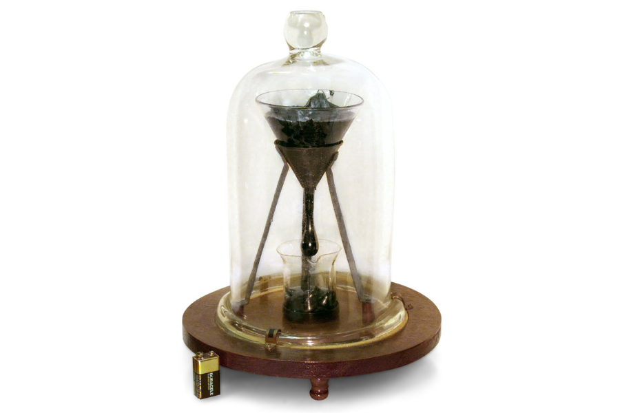 【もうすぐ100年目】世界で最も長く続いている「ピッチドロップ実験」とは