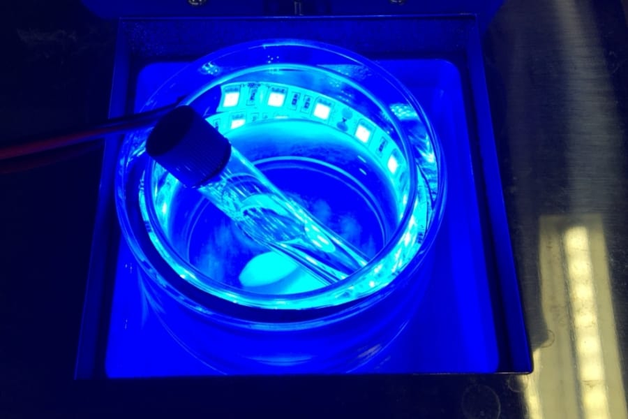 名古屋大学がレアメタルなしで「鉄と光」による有用天然物の合成に成功