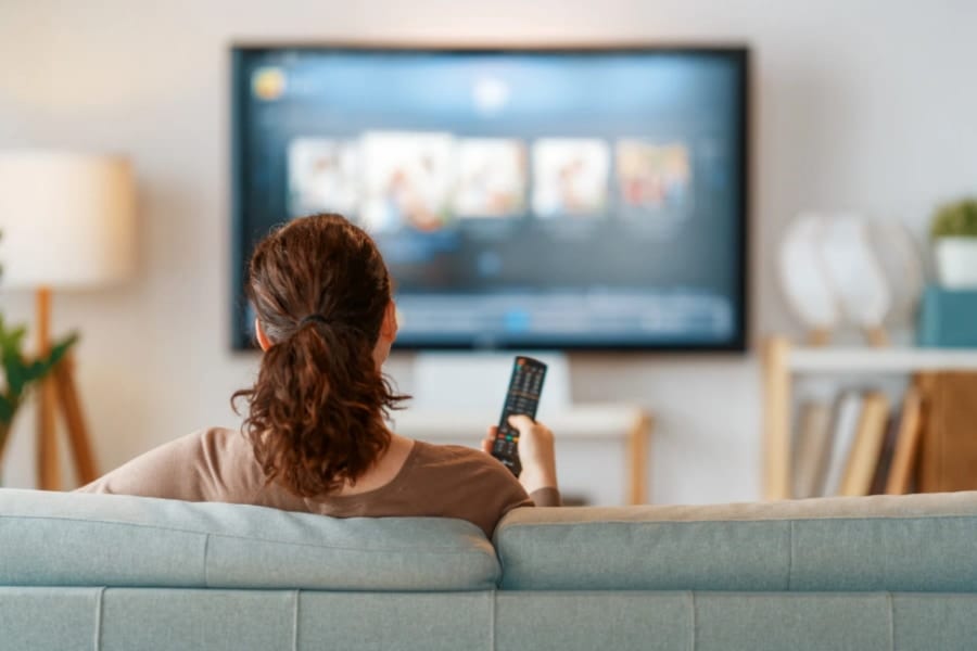 「コンテンツ一気見」する人、孤独感が増大しやすい可能性