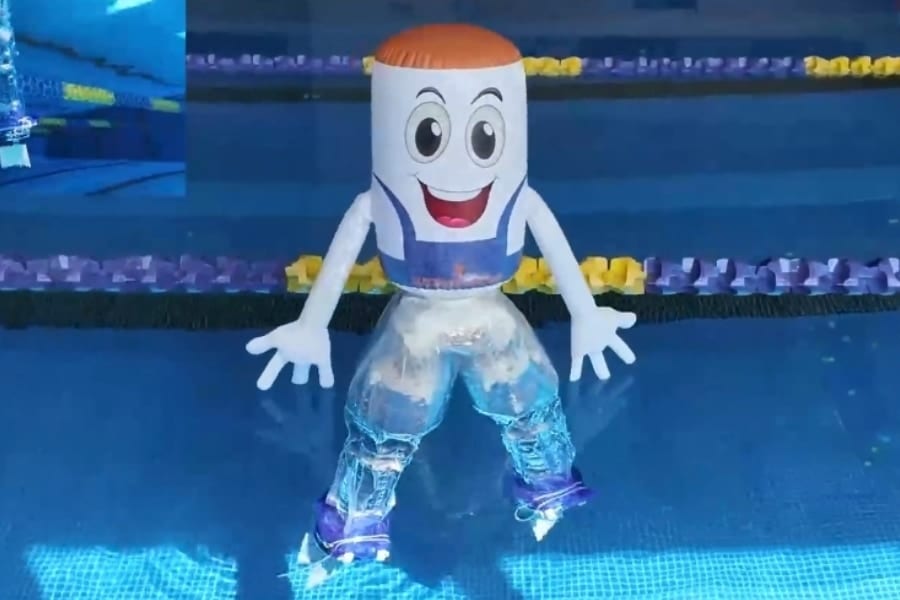 笑顔のロボットが水の上を歩く――密度は水の6%