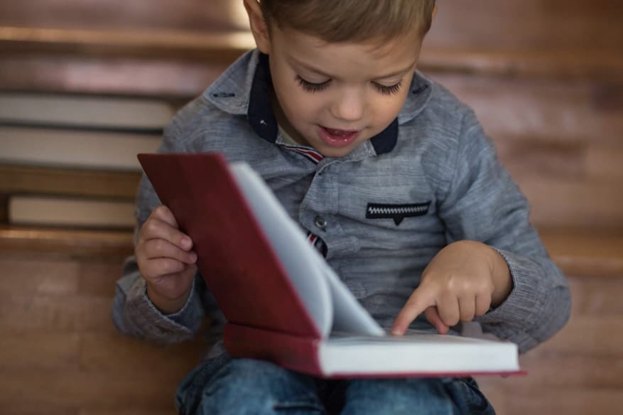 4～5歳児の28％が本を正しく開けず”スワイプ”してしまう【英国】